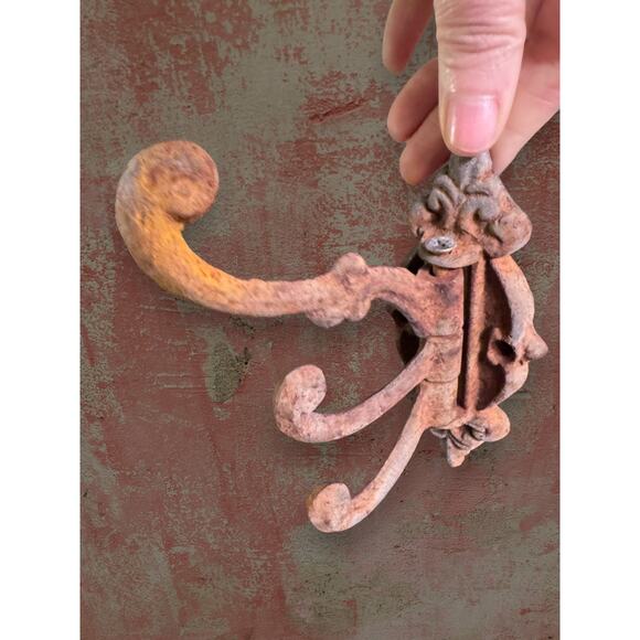 Vintage Cast Iron 3-Arm Swivel Wall Hook Fleur de Lis Backplate 6” Rustic - Picture 6 of 6